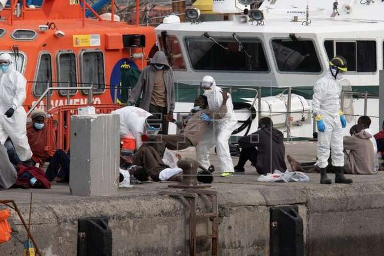 Un cayuco con 72 inmigrantes a bordo, uno de ellos fallecido y tres en estado grave, ha llegado esta miércoles al puerto de los Cristianos, en Tenerife. EFE/Miguel Barreto